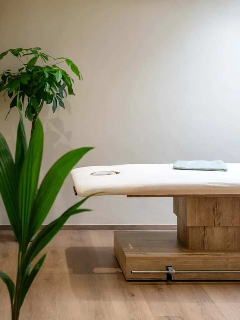 Massageliege im Studio in der Rehbühlstraße 101